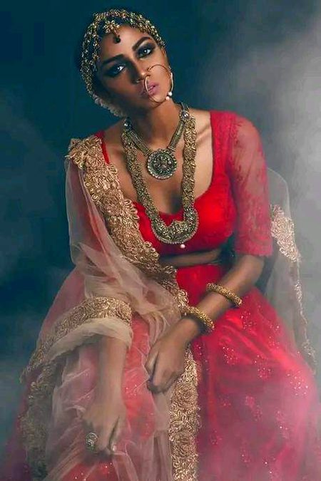 ہمارے قتل کا ساماں تھے وہ لب و عـارض
شریک آنکھ کا کاجل بھی واردات میں تھا