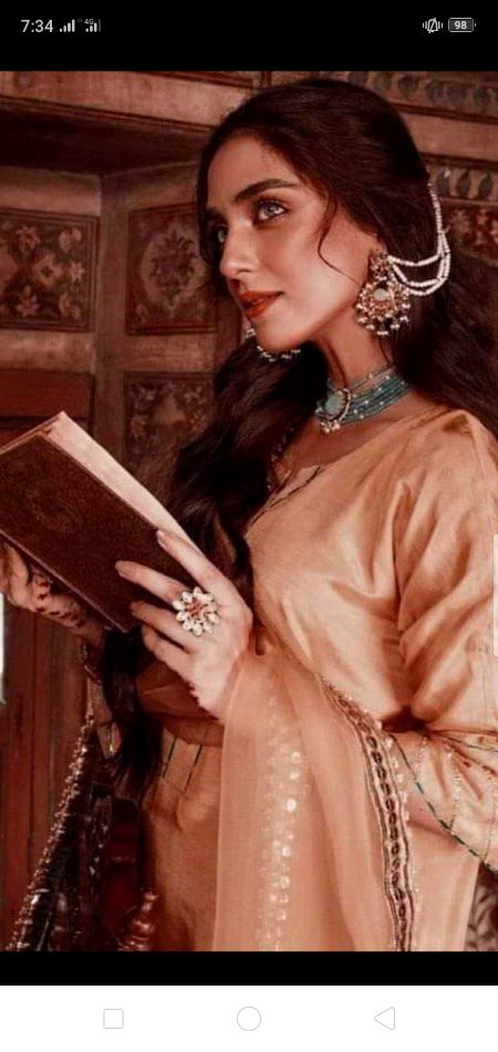 ﮐُﭽﮫ ﺍﻟﻔﺎﻅ ﻣﺤﺾ ﺍﻟﻔﺎﻅ ﻧﮩﯿﮟ ﮨﻮﺗﮯ 
ﻭﮦ ﮐﯿﻔﯿﺎﺕ ﮨﻮﺗﯽ ﮨﯿﮟ 
ﺟﻮ ﺗﺐ ﮨﯽ ﺳﻤﺠﮫ
ﻣﯿﮟ ﺁﺗﯽ ﮨﯿﮟ 
ﺟﺐ ﺧُﻮﺩ ﺁﭖ ﭘﺮ ﮔُﺰﺭﺗﯽ ﮨﮯ🔥 Mahii 💔