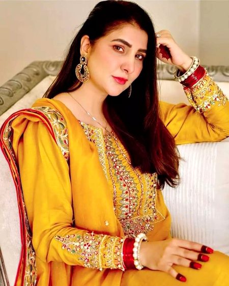ہم نے کیوں خود پہ اعتبار کیا. 
سخت بے اعتبار تھے ہم تو🔥 Mahii 💔