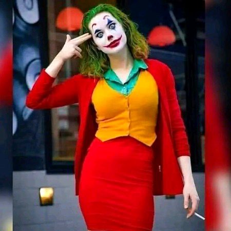 یہ جو بے نیازی ہے نا؟؟
 بہت کچھ گنوا کر آپ کی شخصیت کا خاصہ بنتی ہے ۔ وہ جنہیں نہ کچھ پانے کی آرزو رہ گئی ہو اور نہ کچھ کھونے کا خوف وہ کسی کو ہرگز مڑ کر نہیں دیکھتے۔
دیکھو ایسا بننے کی خواہش نہ کرنا۔