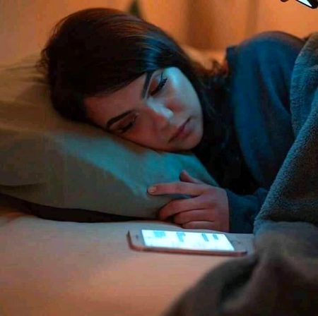 ﺟﺎﻧﮯ ﮐﺲ ﻭﻗﺖ ﺍﭼﺎﻧﮏ ﺍُﺳﮯ ﯾﺎﺩ ﺁ ﺟﺎﺋﮯ
ﻣﯿﮟ ﻧﮯ ﯾﮧ ﺳﻮﭺ ﮐﮯﻧﻤﺒﺮ ﻧﮩﯿﮟ ﺑﺪﻻ ﺍﭘﻨﺎ