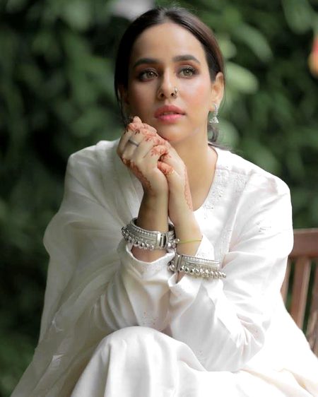 پھر لوگ آ گئے میِرا ماضی کُریدنے..
پھر مُجھ سے اِک سوال تجھے دیکھ کر ہوا💔Unzii🥀