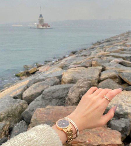 میں اُس لمحے میں آکر رُک گئی ہُوں
جِس میں تُمہارا ساتھ مُیسَۤر رہا مُجھے..