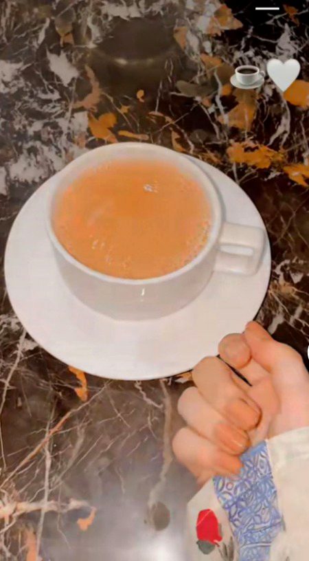 چائے پینے والا کبھی تنہا نہیں ہوتا،
 کپ ہمیشہ ساتھ ہوتا ہے۔۔۔😊☕