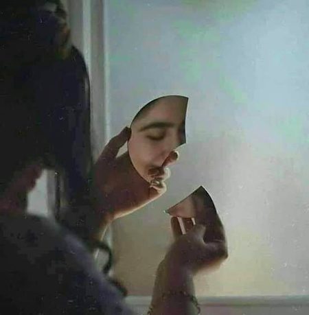 دیکھ اِس آئينے کو ذرا
اِس طرح ٹوٹتا ہے بھرم 🖤💔🥀