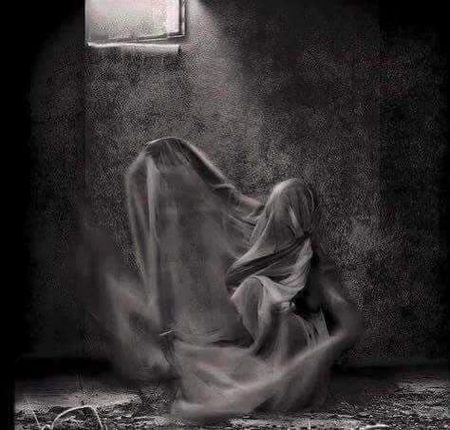 ﺑﭩﮭﺎ ﺩﯾﮯ ﮨﯿﮟ ﮐﺴﯽ ﻧﮯ ﮨﻮﺍﺅﮞ ﭘﺮ ﭘﮩﺮﮮ
ﺗﺒﮭﯽ ﺗﻮ ﺍﺗﻨﯽ ﮔﮭﭩﻦ ﺟﺴﻢ ﮐﮯ ﻣﮑﺎﻥ ﻣﯿﮟ ﮨ