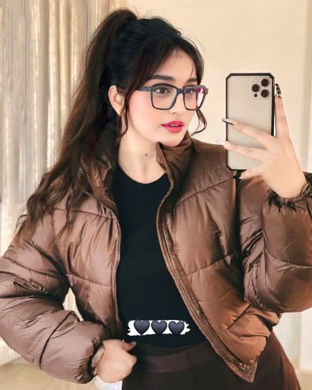 خود کی ذات کو کبھی کمتر نہ سمجھنا تم اتنی انمول ہو کسی کی پوری دنیا بن سکتی ہو