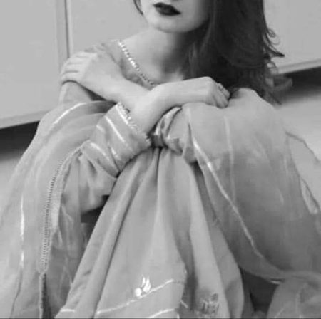 خاموشی سے جب بھر جاؤگے
چیخ لینا ورنہ مر جاؤگے 🥀🖤