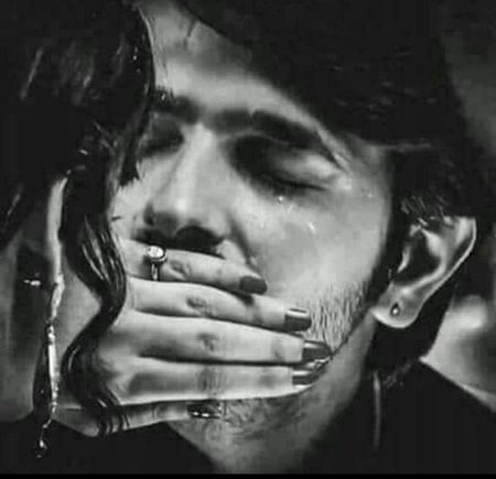 تڑپنے پہ میرے نا پھر تم ہنسوگے
کبھی دل کسی سے لگا کر تو دیکھو
ZaRRaaR💔🥀