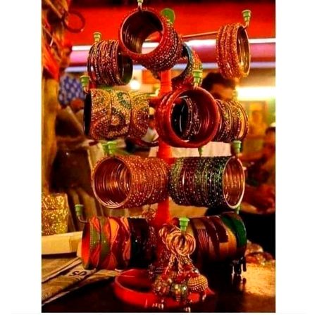 خرید سکوں جن کے لئے عید کی #چوڑیاں
میں آج کل ان #کلائیوں کی تلاش میں ہوں😍❤