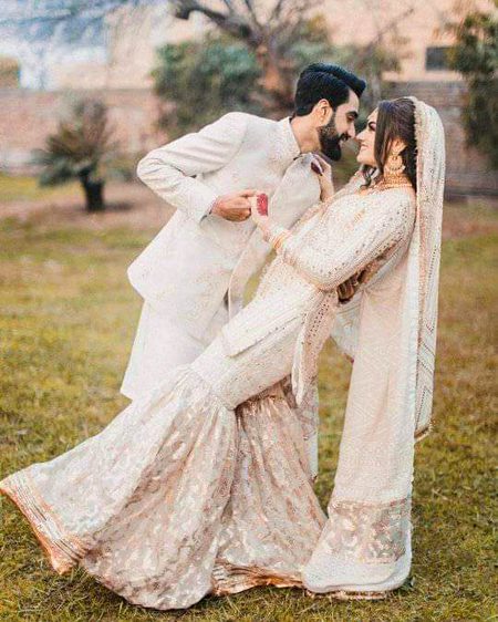 وہ لڑ کر بھی سو جائے تو اس کا ماتھا چوموں میں 😍💋
اس سے جھگڑا ایک طرف ھے اس سے محبت ایک طرف    ❤️👩❤️  Potery king