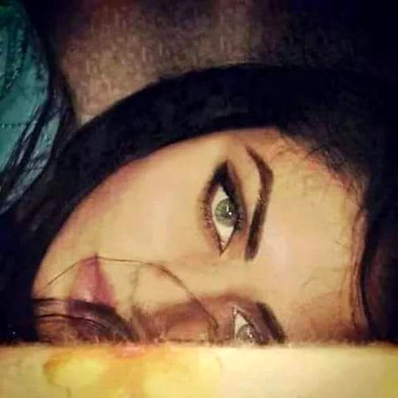 جی کرتا ہے کہ،
تمہیں اپنے پاس بٹھاوں،
ترا ہاتھ پکڑوں،
اپنی وفاؤں کا یقین دلاوں،
اور یقین دلاتے دلاتے ،
آنکھوں سے آنسو نکل ائیں،
پھر تمہیں یقین آ جائے 
اور پھر میری جان نکل جائے🔥 Mahii 💔