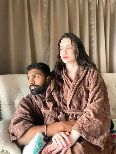 پیسہ محبت نہیں خرید سکتا، لیکن یہ آپ کی سودے بازی کی پوزیشن بہتر کردیتا ہے....!!🖤
کرسٹوفر مارلو🌚💯