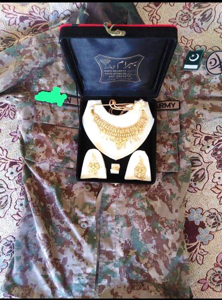 جھمکے کنگن کا سائز بتا
تو مجھ سے میری تنخواہ نہ پوچھ
Apka pagla..😘