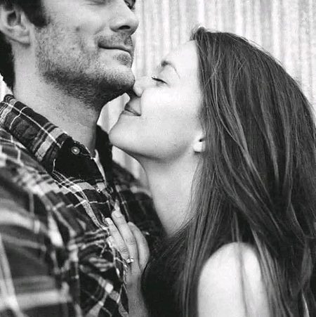 "محبت "
ہاں مجھے بس اس سے  اتنی سی محبت ہے کہ 
میں  اس کی دی ہوئی آدھی چیونگم کو بھی چبا کر پھر سے اسی ریپر میں سنبھال کر اپنے تکیے کے نیچے سنبھال کر رکھ لیتا ہوں 
کہ اپنے محبوب کے لمس کی خوشبو کو ساری رات اپنی سانسوں میں اتارتا رہوں 
"تاکہ اس کی محبت ہر پل میرے اردگرد گھیرہ تنگ کیئے رکھے 🌹
❤️