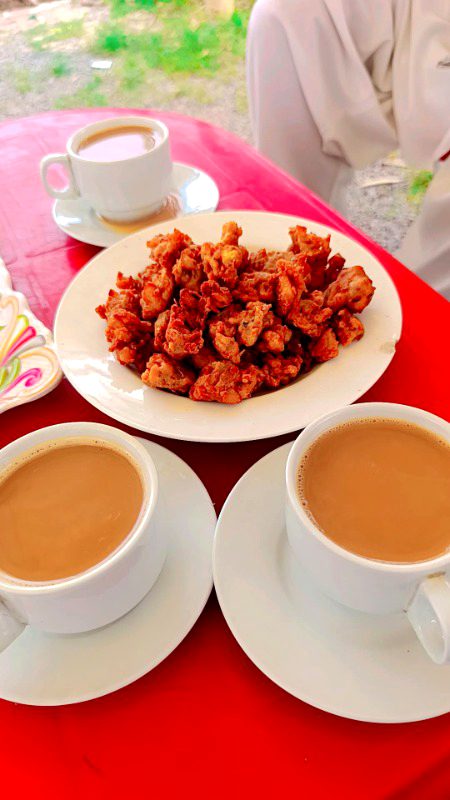 آ بیٹھ جا چائے پیتے ہوئے بات کرتے ہیں💁
عین ممکن ہے بات بن ہی جائے🌹