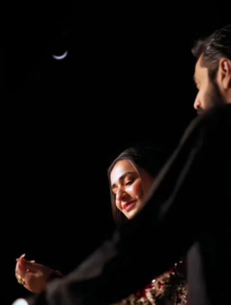 ادھر سے چاند تم دیکھو، اُدھر سے چاند ہم دیکھیں
۔۔۔۔ 
نگاہیں یوں ٹکرائیں ہماری "عید" ہو جائے