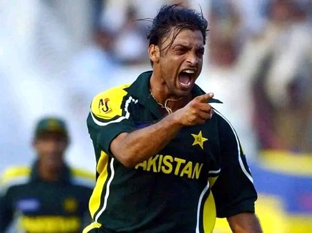 دنیائے کرکٹ کا وہ واحد گیند باز جسے دنیا کے تمام اسٹار کرکٹر گیندباز نہیں بلکہ کرکٹ کا ویلن (غنڈہ) کہتے ہیں۔
کیونکہ شعیب اختر جس تیز رفتارکے ساتھ گیندبازی کرتے تھے اس سے کئی گناہ زیادہ غصہ اور ایگریشن سے بلے بازو کر ڈرا کر رکھتے تھے۔ 
کیا آپ بھی شعیب اختر کے فین ہیں؟؟
proud of pakistan Shoaib Akhtar 
speed star of cricket
rawalpindi express
#ShoaibAkhtar #rawalpindiexpress #king #proud #of #Pakistan Pakistan Cricket Team