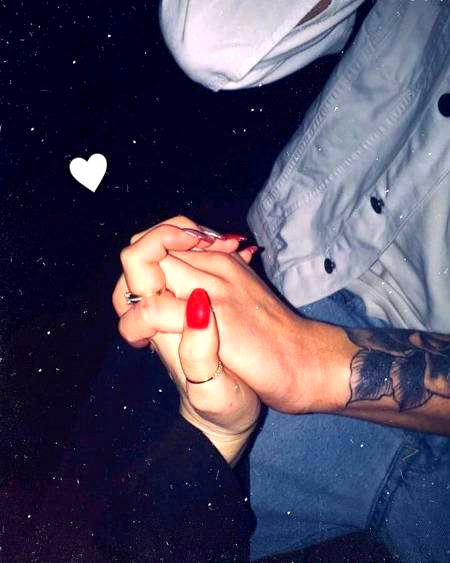 ﺳﺎﺭﮮ ﺟﺬﺑﮯ.. ﺗﻤﺎﻡ ﻭﻋﺪے..ﺩﻋﺎﺋﯿﮟ ﺳﺎﺭﯼ..ﺳﺒﮭﯽ ﺍﺭﺍﺩﮮ..ﮨﺮ ﺍﮎ ﺗﻤﻨﺎ..ﮨﺮ ﺍﯾﮏ... ▼...🖤⚔️▼
ﺧﻮﺍﮨﺶ..ﺧﻮﺍﺏ ﺍﭘﻨﺎ..ﺧﻤﺎﺭ ﺳﺎﺭﮮ..ﻣﺤﺒﺘﻮﮞ ﮐﮯ ﻧﺼﺎﺏ ﺳﺎﺭﮮ..ﺟﻮ ﺗﻢ ﮐﻮ ﺩﮮ ﺩﻭں..ﺗﻮ ﺍﺗﻨﺎ ﮐﮩﮧ ﺩﻭ..ﻭﻓﺎ ﮐﺮﻭ گے؟🥀 -🍷📋