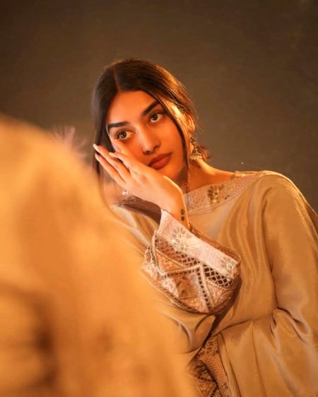 کوئی زنجیر نہیں پھر بھی گرفتار ہیں ہم 
کیا خبر تھی کہ تمہیں یہ بھی ہنر آتا ہے