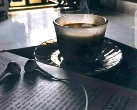 اے زندگی آ بیٹھ چائے پیتے ہیں،
تُو بھی تھک گئی ہو گی ، مجھے بھگاتے بھگاتے