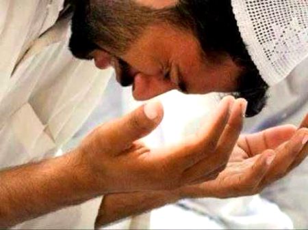 رو رہا تھا اک لڑکا کہہ رہا تھا یاروں سے
پگڑیاں بزرگوں کی کھا گئی محبت کو_"
