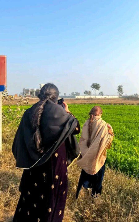 محبت سے کبھی میری بنی ہی نہیں کیونکہ محبت غلامی مانگتی ہے اور میں ہمیشہ سے آزاد ہوں.🦋💯