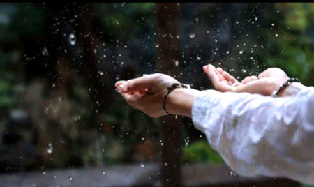 بارش کی طرح بنو، جب آئے تو لوگ خوش ہوں جب برسے تو فائدہ دے، جب رخصت ہو تو اپنا اثر چھوڑ جائے، اور جب نہ ہو تو لوگ اس کی کمی محسوس کریں...!!