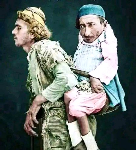 یہ ایک حقیقی تصویر ہے جو 1889 میں شام کے شہر دمشق میں لی گئی تھی۔ جس کو لے جایا جا رہا ہے وہ ایک عیسائی ہے جسے سمیر کہتے ہیں، اور اسے اٹھانے والا ایک نابینا مسلمان ہے جسے محمد کہا جاتا ہے۔
 سمیر دمشق کی مصروف گلیوں میں نقل و حمل کے لیے محمد پر انحصار کرتا تھا، اور محمد بھی سمیر پر انحصار کرتا تھا کہ وہ اسے راستہ بتانے اور رکاوٹیں عبور کرنے میں مدد کرے۔
 ان میں سے صرف ایک چلنے کے قابل تھا اور دوسرا صرف دیکھنے کے قابل تھا۔ وہ دونوں یتیم تھے اور ایک ہی کمرے میں اکٹھے رہتے تھے، وہ بہت گہرے دوست تھے اور ایک دوسرے کی ضرورت بھی تھے ۔
 جب سمیر کا انتقال ہوا تو محمد ایک ہفتہ تک اپنے کمرے میں روتا رہا اور اس کے نتیجے میں وہ اسی ہفتے کے بعد اداسی سے مر گیا۔