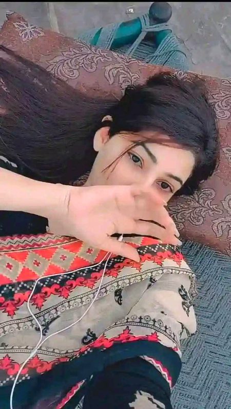 .میرے ہی ہاتھوں پر لکھی ہے تقدیر میری.. 
اور میری ہی تقدیر پہ میرا بس نہیں چلتا💔Unzii🥀