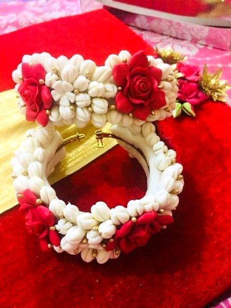 چاند تو توڑا نہیں جائے گا مجھ سے😔
گجرے لایا ہوں لے لیجئیے۔۔۔👰❤