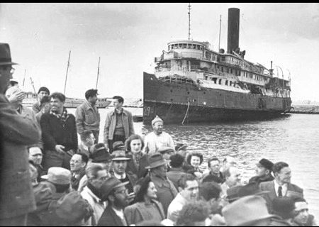 *یہ تصویر 1943ء میں فلسطین پہنچے یہودی پناہ گزینوں کی ہے*
جب ایڈولف ہٹلر نے یہودیوں کو تباہ وتاراج کرکے جرمنی سے بھگایا تھا۔60لاکھ یہودیوں کو مارکر (ایک تہائی آبادی) ختم کرنے والے جرمن تانا شاہ *ایڈولف ہٹلر* نے کچھ یہودیوں کو زندہ چھوڑتے ہوئے *یہ تاریخی جملہ* کہا تھاکہ میں *ان کو زندہ اس لئے چھوڑ رہا ہوں تاکہ دنیا دیکھے کہ میں نے انھیں کیوں مارا تھا😰