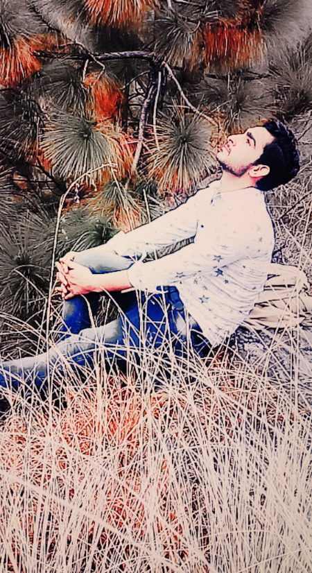 Qaraar milta he nahi us k bghair__
Hum sajj sanwar kar b udas rehte hain..... 💔💔😪😪