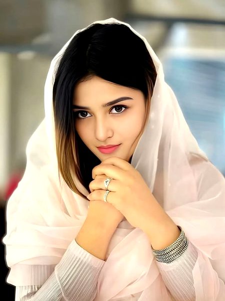 آنکھیں جھوٹ نظارہ جھوٹ..
یعنی جو ہے سارا جھوٹ.
مجھے کہو آج پھر اپنا.
بولو آج دوبارہ جھوٹ💔Unzii🥀