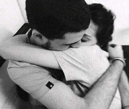 اب تو مر چکا ھوں تم پہ
دفنا دو نہ اپنی باہوں میں مجھے