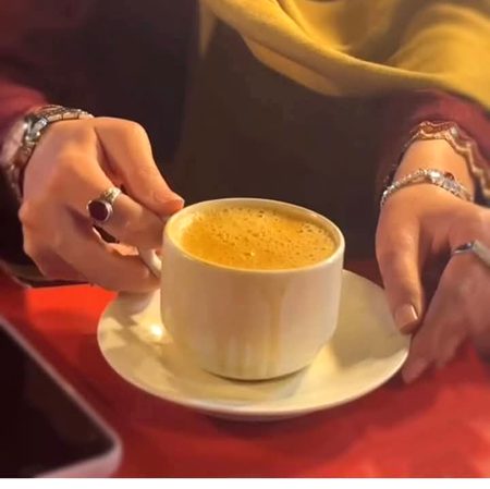 ہلکی سی دھند، ٹھنڈی ہوائیں
چائے کی پیالی، بکھری یادیں
خاموشی اوڑھے ہر اک منظر
مدھم روشنی، بجھے سے سائے
اور اُس 
سنگدل کی بے رُخی
ہائے دسمبر!
تیرے ساتھ
دل بھی موسم کی طرح
سرد ہو جاتا ہے
اور انتظار
کہیں جم سا جاتا ہے۔۔۔