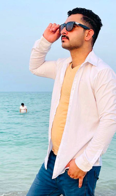 کیا خبر جنگ محبت میں بدل ہی جائے __
پھول رکھے ہوئے ہیں ہاتھ میں شمشیر کے ساتھ