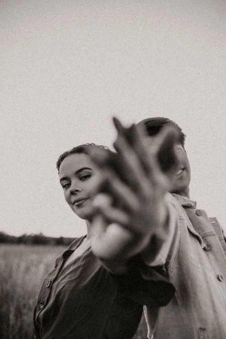 بازوؤں میں تم مجھے بے تحاشہ گھیرے ہو 
کل کی فکر ہے کس کو تم ابھی تو میرے ہو ❤❤
- H∆mzıı..  👑💯