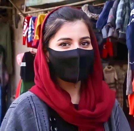 آنکھوں سے مسکرانا سيکھ لو
ہونٹوں کى مسکراھٹ تو ماسک نے چھين لی..!✨