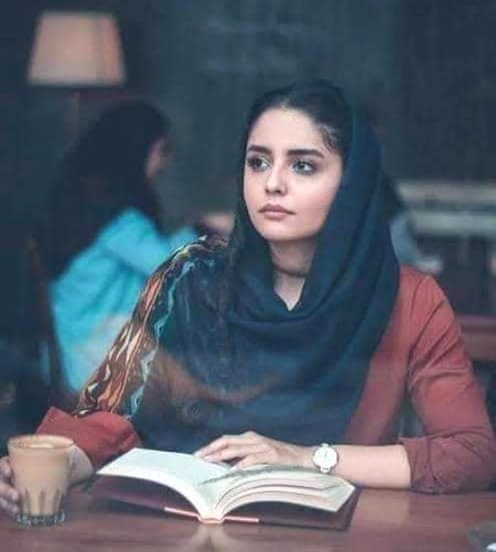 گاؤں سے پڑھنے آئی لڑکیوں میں یہی تو خاص بات ہے
دوپٹہ ان کے گلے میں نہیں سر پہ ہوتا ہے 😊🖤