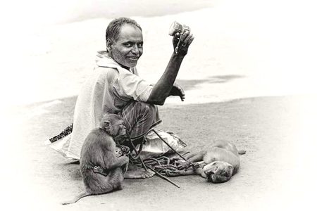 ہم جی رہے ہیں کوئی بہانہ کیے بغیر😥😢😥
اس کے بغیر ، اس کی تمنا کیے بغیر💔💔
جون ایلیا🔥