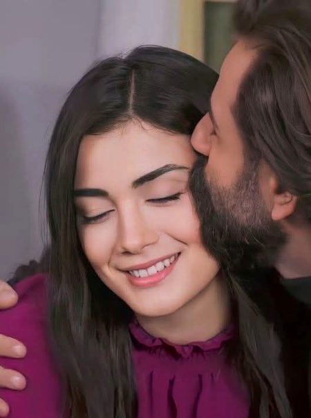 تم دھند کی طرح ہو 
جو میرے چاروں طرف
کسی سِحر کی طرح پھیلتے چلی جارہی ہے 
 اور!
مجھے تمہارے سوا کچھ دکھائی نہیں دیتا