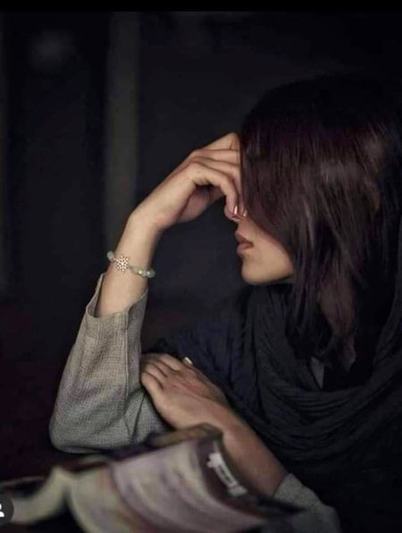 سنو یہ غم کی سیہ رات جانے والی ہے🥀
ابھی اذان کی آواز آنے والی ہے
تجھے یقین تو شاید نہ آئے گا لیکن
یہ صبح کوئی کرشمہ دکھانے والی ہے
کسے خبر ہے کہ آندھی چلائے پیڑ گرائے
یہی ہوا جو پتنگیں اڑانے والی ہے
سمیٹ بکھرے ہوئے کاغذات کو اپنے
کوئی صدا تجھے واپس بلانے والی ہے
تجھے بھی ظلم سے فرصت نہ مل سکے گی کبھی
مری انا بھی کہاں سر جھکانے والی ہے
مری غزل پہ نئے لوگ کیوں تڑپتے ہیں
مری غزل تو پرانے زمانے والی ہے🔥 Mahii 💔