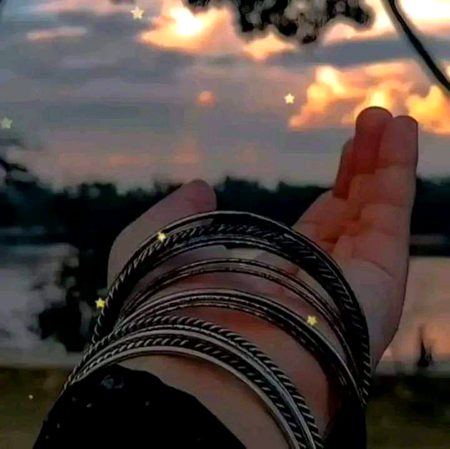 خاموشی صرف باتیں ختم ہو جانے کے بعد ہی نہیں آتی___
کبھی کبھی جب کہنے کے لئے بہت کچھ ہو تب بھی ہمارے الفاظ
کھو جاتے ہیں___