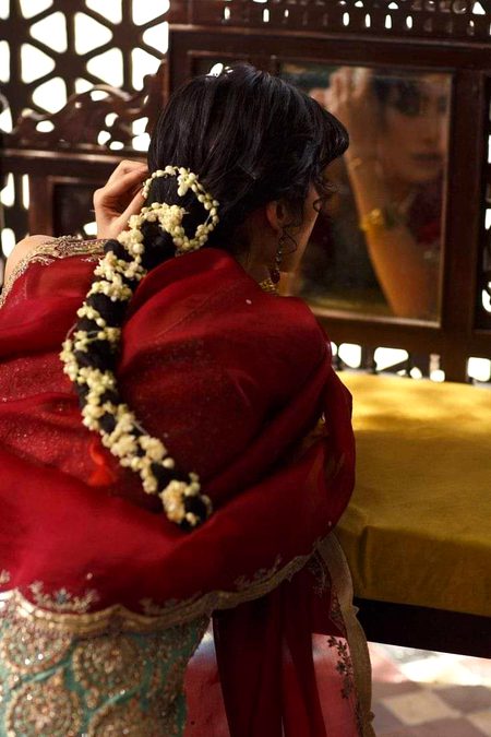 خرید لائی ہے بازار سے وہ ایک آئینہ
یعنی وہ گھر میں نیا رقیب لائی ہے!❤️🌸