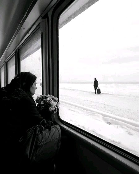 "تعلقات میں سپیس دینا بہت ضروری ہوتا ہے,
مگر یہ اتنا طویل نہ کریں کہ بدگمانیاں بڑھتی جائیں اور تعلق مرنے لگے."