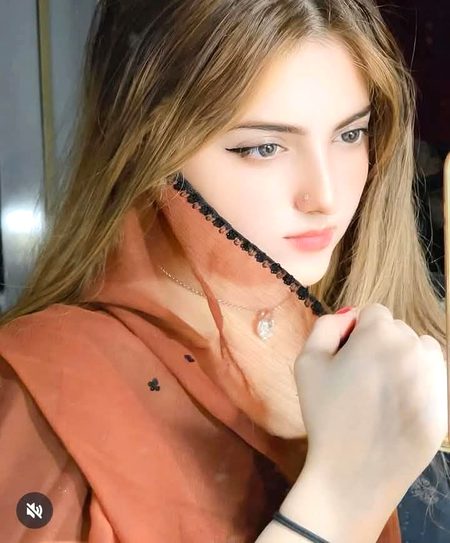 قربت بھی، فاصلے بھی، کرم بھی، گریز بھی
کس کس اداۓ یار کے قربان جائیے 
تسکینِ شوقِ دید گوارا نہیں مجھے 
میری نظر سے چھپ کے مرے دل میں آئیے💔Unzii🥀