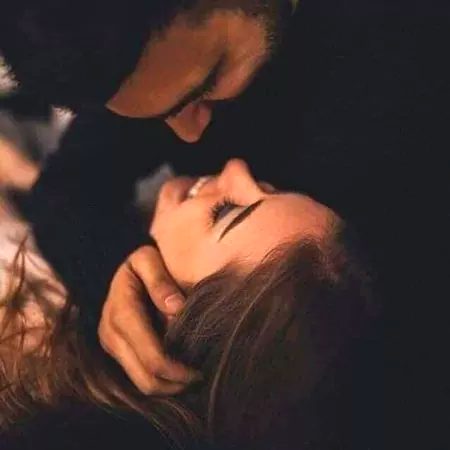 بانہوں میں آئیے 😳😳کہ میں مخلص ہوں آپ سے❤❤ اے جانِ جاں یہ وقت نہیں چھان بین کا😊😊