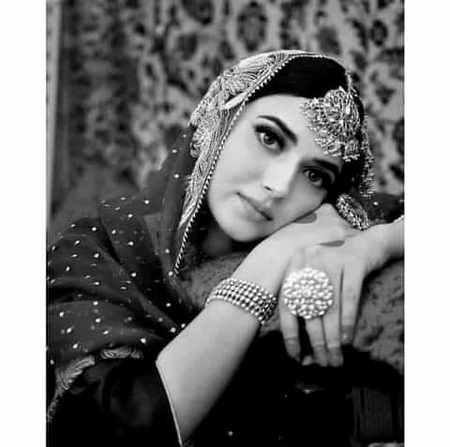 میں اک لڑکی۔۔۔!
 باعثِ ثواب ،سنجیدہ مزاج ،تنھاٸی پسند، ہمیشہ بھری آنکھیں، خالی خواب ،ادھوری ذات، رنگ برنگی تتلیوں سی خواہشیں میرے خودکے پر ہوتےتومیں اُڑجاتی  ُبلبُل کی طرح... مگر میں اک لڑکی!!!🖤🙂