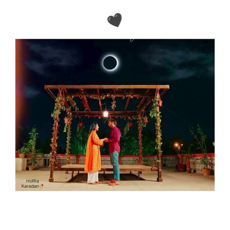 سُنو یارم...!!
کوئی بات سُناؤ...!!
آج لفظوں کا نشہ کرنا ہے مُجھے...!!
تُمہارے سحر میں گُم ہو کے...!!
تُمہیں سُننا ہے مُجھے...!!
کوئی قِصہ ایسا چھیڑ کہ لفظ نَس، نَس میں گُھلتا جائے...!!
اووو پاگل...!!
یہ مَن پاگل اور پاگل ہوتا جائے...!!
اِس رات کی کوئی سحر نہ ہو...!!
بس صِرف تیرا ہی تیرا سحر ہو...🙂🖤
"شاہ_میر"🔥🖤